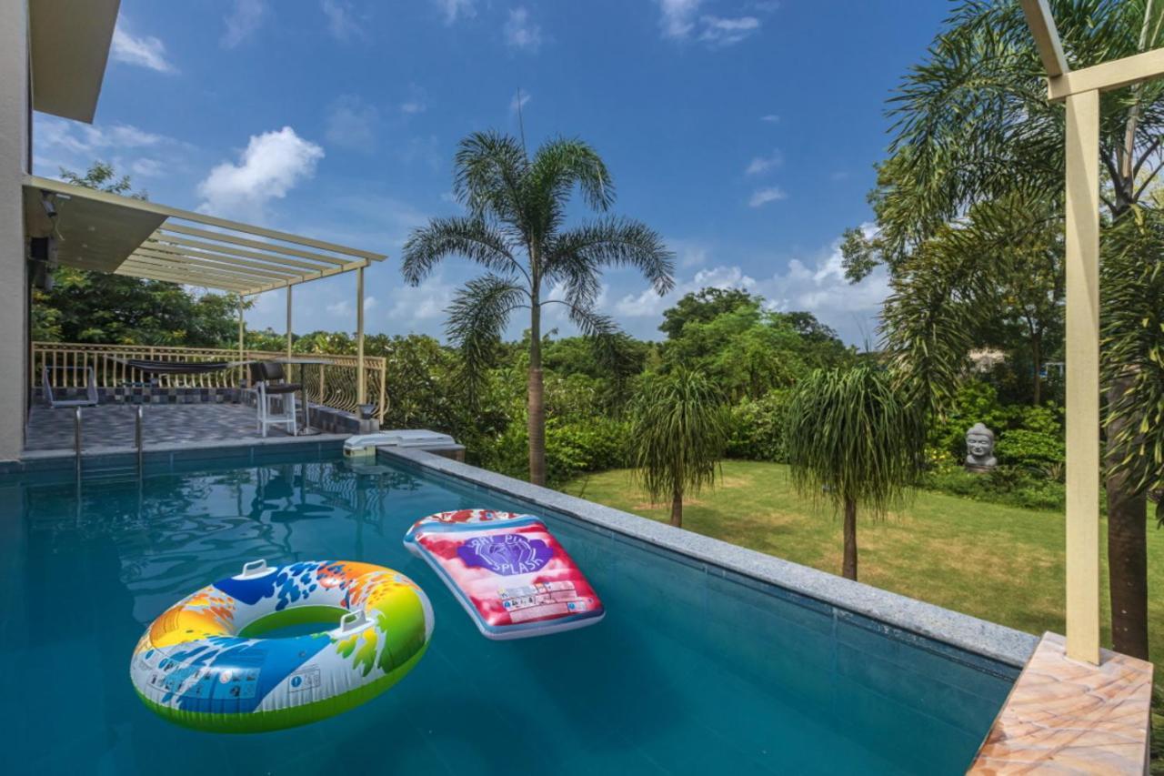 Saffronstays Aura, Alibaug - Luxury Pool Villa With A Game Room And Spacious Lawn Alībāg Εξωτερικό φωτογραφία