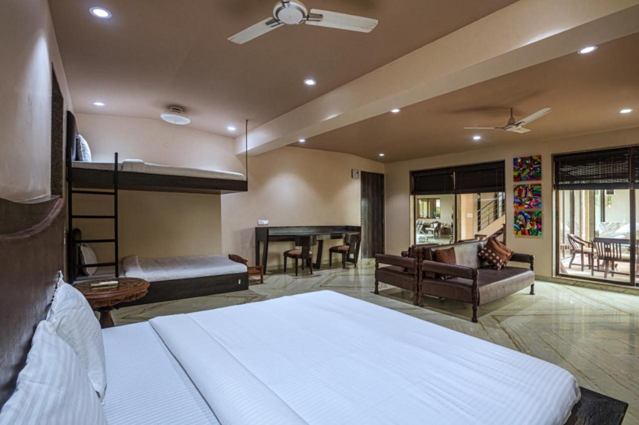 Saffronstays Aura, Alibaug - Luxury Pool Villa With A Game Room And Spacious Lawn Alībāg Εξωτερικό φωτογραφία